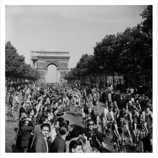 Le Tour de France sur les champs Elysées en 1947 - affiche velo vintage