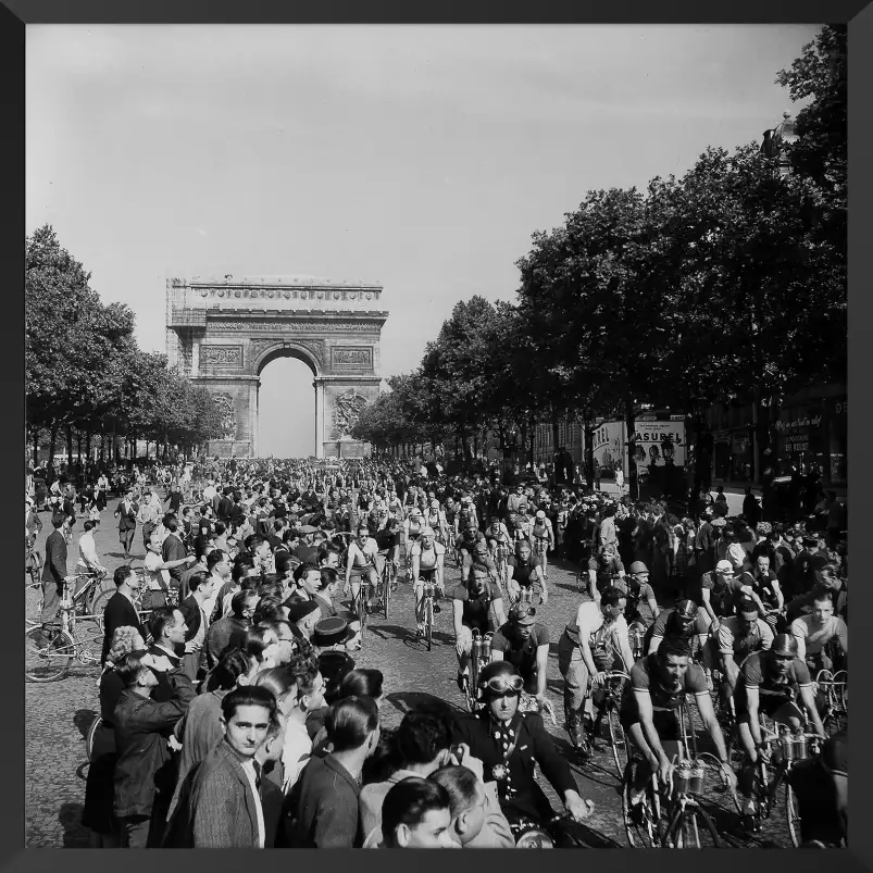 Le Tour de France sur les champs Elysées en 1947 - affiche velo vintage