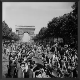 Le Tour de France sur les champs Elysées en 1947 - affiche velo vintage