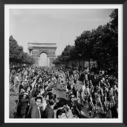 Le Tour de France sur les champs Elysées en 1947 - affiche velo vintage