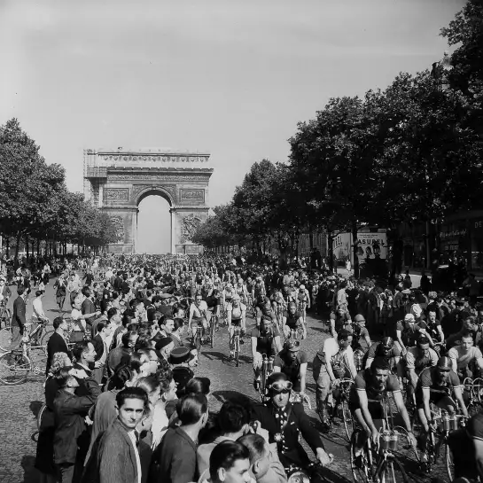 Le Tour de France sur les champs Elysées en 1947 - affiche velo vintage