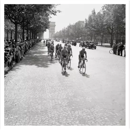 Velo sur les Champs elysées en 1951. - poster velo