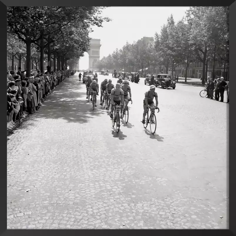 Velo sur les Champs elysées en 1951. - poster velo