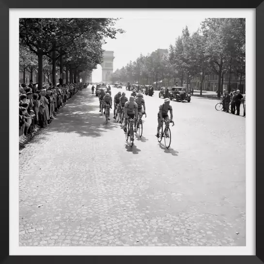 Velo sur les Champs elysées en 1951. - poster velo