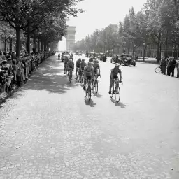 Velo sur les Champs elysées en 1951. - poster velo