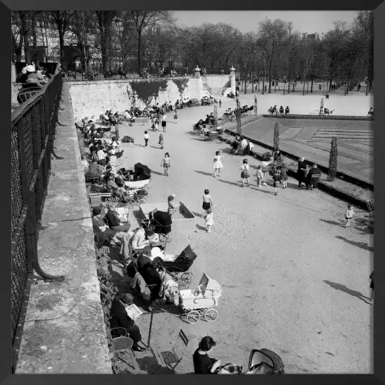 Scène de vie parisienne aux Tuileries en 1964 - affiche vintage paris