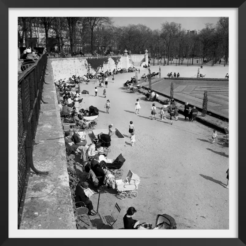 Scène de vie parisienne aux Tuileries en 1964 - affiche vintage paris