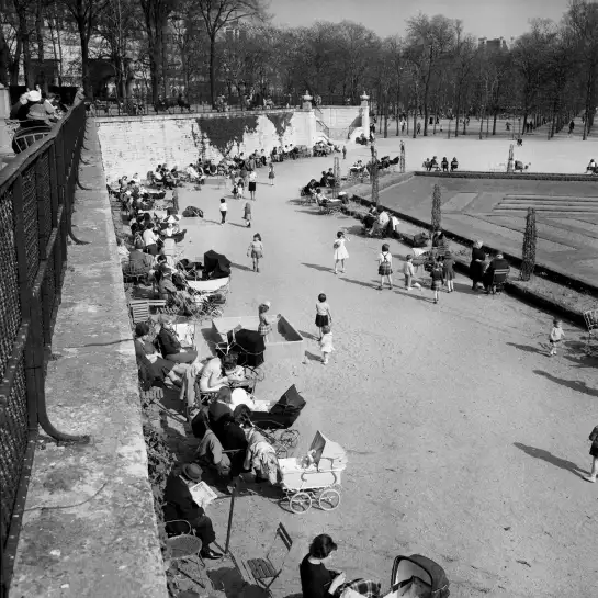 Scène de vie parisienne aux Tuileries en 1964 - affiche vintage paris