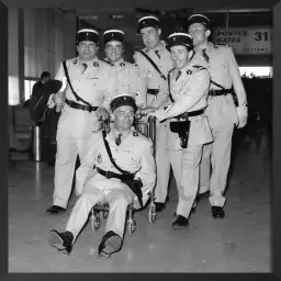 Louis de Funes et les Gendarmes à St Tropez, mai 1965 - photos acteurs noir et blanc