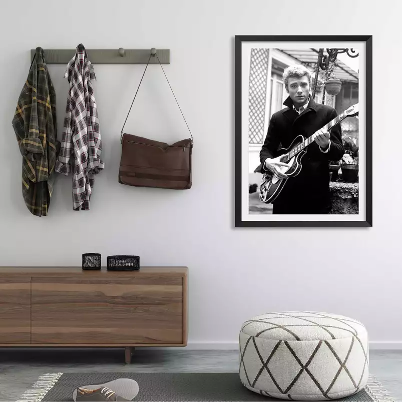 Johnny Hallyday et sa guitare en 1963