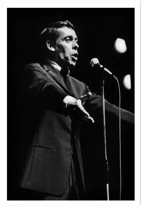 Jacques Brel sur scène - photo de célébrités