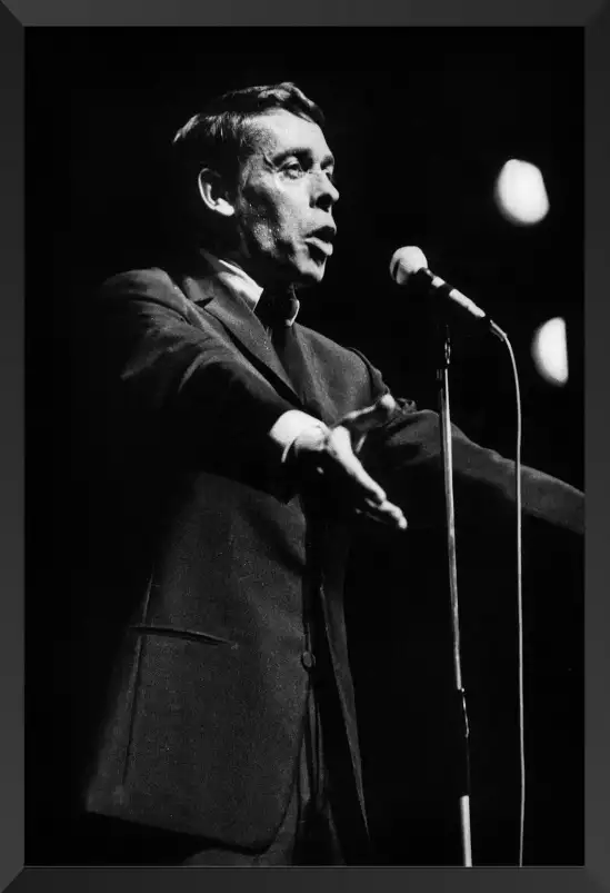 Jacques Brel sur scène - photo de célébrités