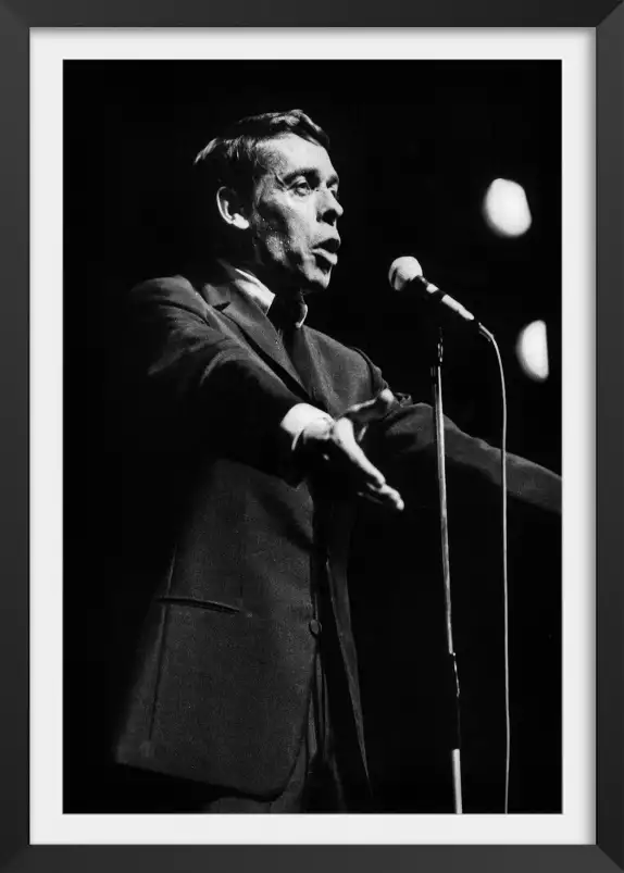 Jacques Brel sur scène - photo de célébrités