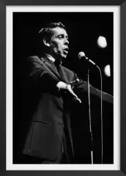 Jacques Brel sur scène - photo de célébrités