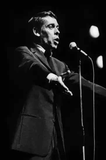 Jacques Brel sur scène - photo de célébrités