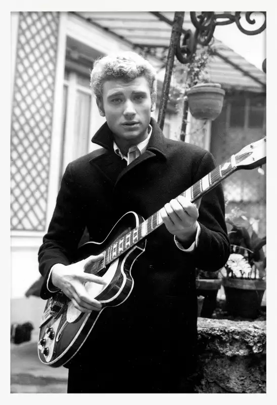 Johnny Hallyday et sa guitare en 1963 Affiches deco