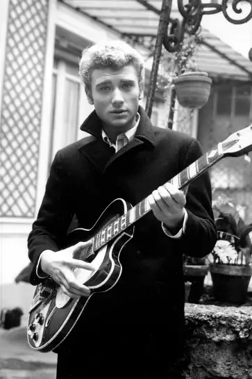Johnny Hallyday et sa guitare en 1963- affiche de cinema