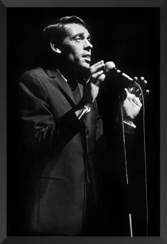 Jacques Brel en scène- affiche chanteur célèbre