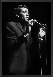 Jacques Brel en scène- affiche chanteur célèbre