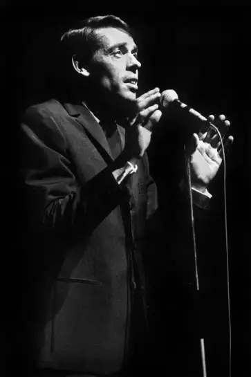 Jacques Brel en scène- affiche chanteur célèbre