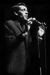 Jacques Brel en scène- affiche chanteur célèbre