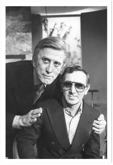 Aznavour et Kirk Douglas - photos acteurs noir et blanc