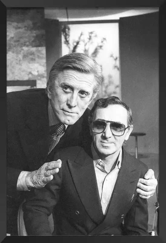 Aznavour et Kirk Douglas - photos acteurs noir et blanc