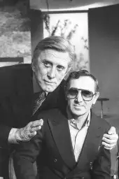 Aznavour et Kirk Douglas - photos acteurs noir et blanc