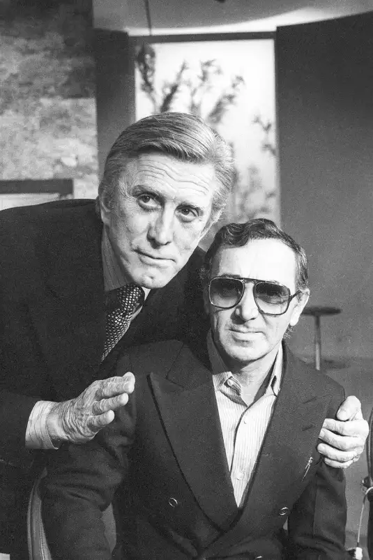 Aznavour et Kirk Douglas - photos acteurs noir et blanc