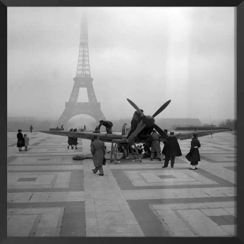 Avion au Tracadero, 1949 - paris la tour eiffel