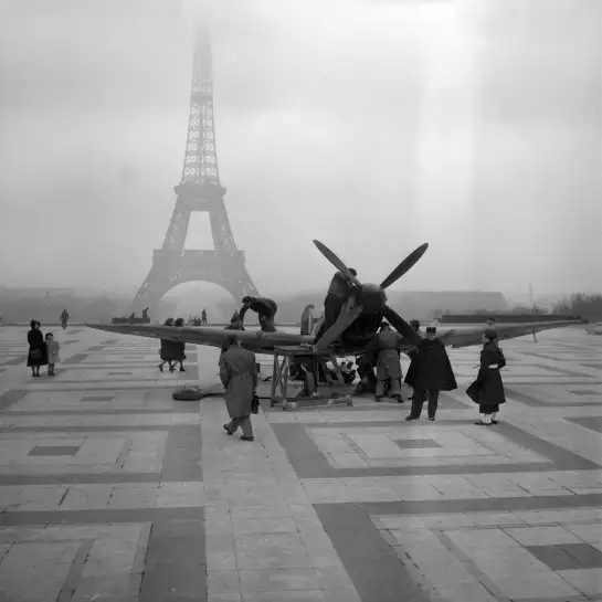 Avion au Tracadero, 1949 - paris la tour eiffel