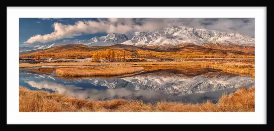 Image d'automne - paysage montagne lac