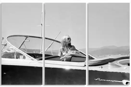 Brigitte Bardot à saint Tropez en 1965 - affiche vintage noir et blanc