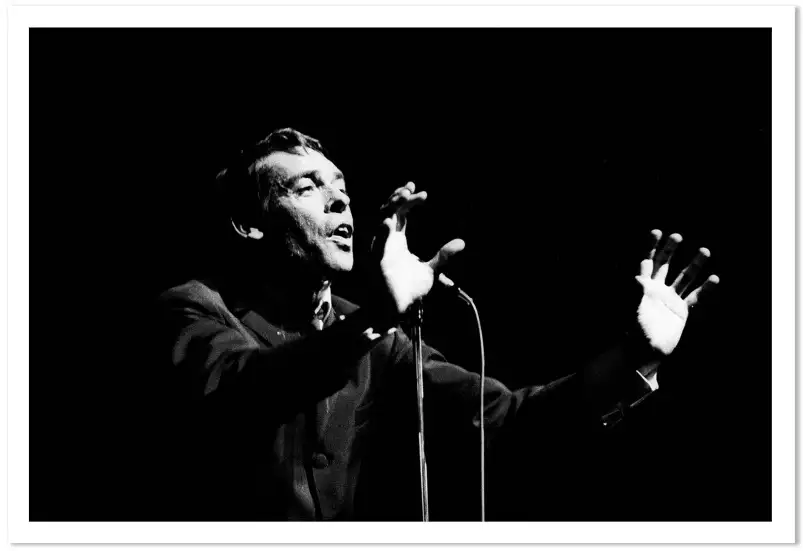 Photo de Jacques Brel à l'Olympia en 1966 - affiche chanteur