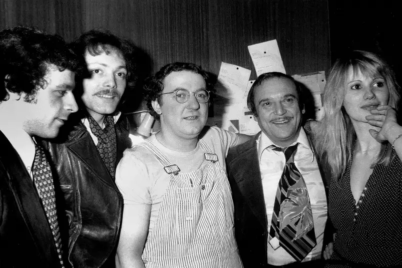 Photo de Coluche en coulisse - affiche acteurs et actrices celebres