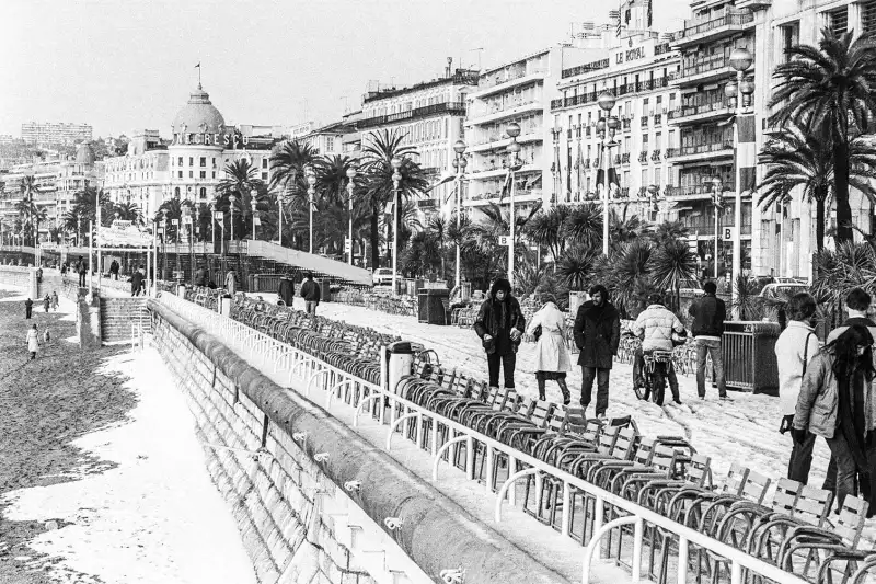 Neige sur la promenade des anglais Noir blanc Hexoa