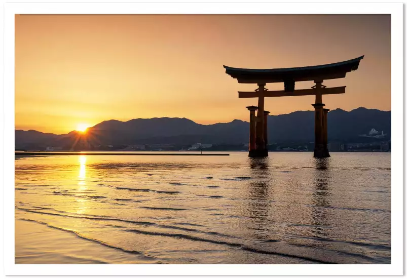 Coucher de soleil sur le torii - paysage japonais