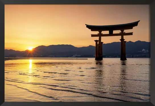 Coucher de soleil sur le torii - paysage japonais