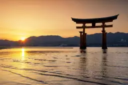 Coucher de soleil sur le torii - paysage japonais