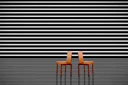 Deux chaises rouges - cadre contemporain